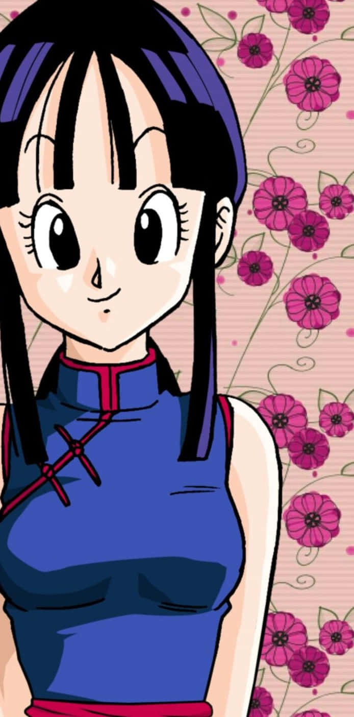 Chi-chi 桌布 壁紙 — 紫髮藍衫動漫女孩站在粉紅花卉壁紙背景前。