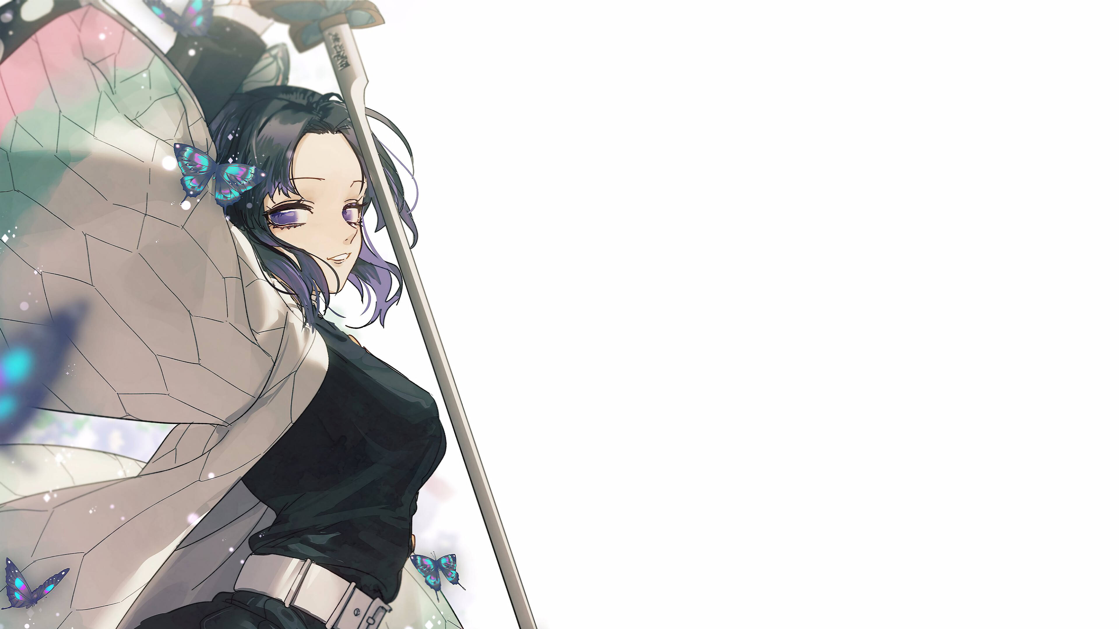 Shinobu Kocho 桌布 壁紙 — 紫髮蝴蝶主題動畫女孩在明亮白色背景前持劍。