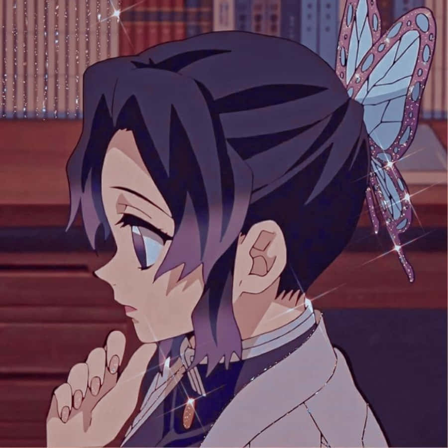 Aesthetic Anime Profile 桌布 壁紙 — 紫髮蝴蝶髮夾的動漫女孩在溫暖的房間裡若有所思地凝視，帶有閃爍效果。