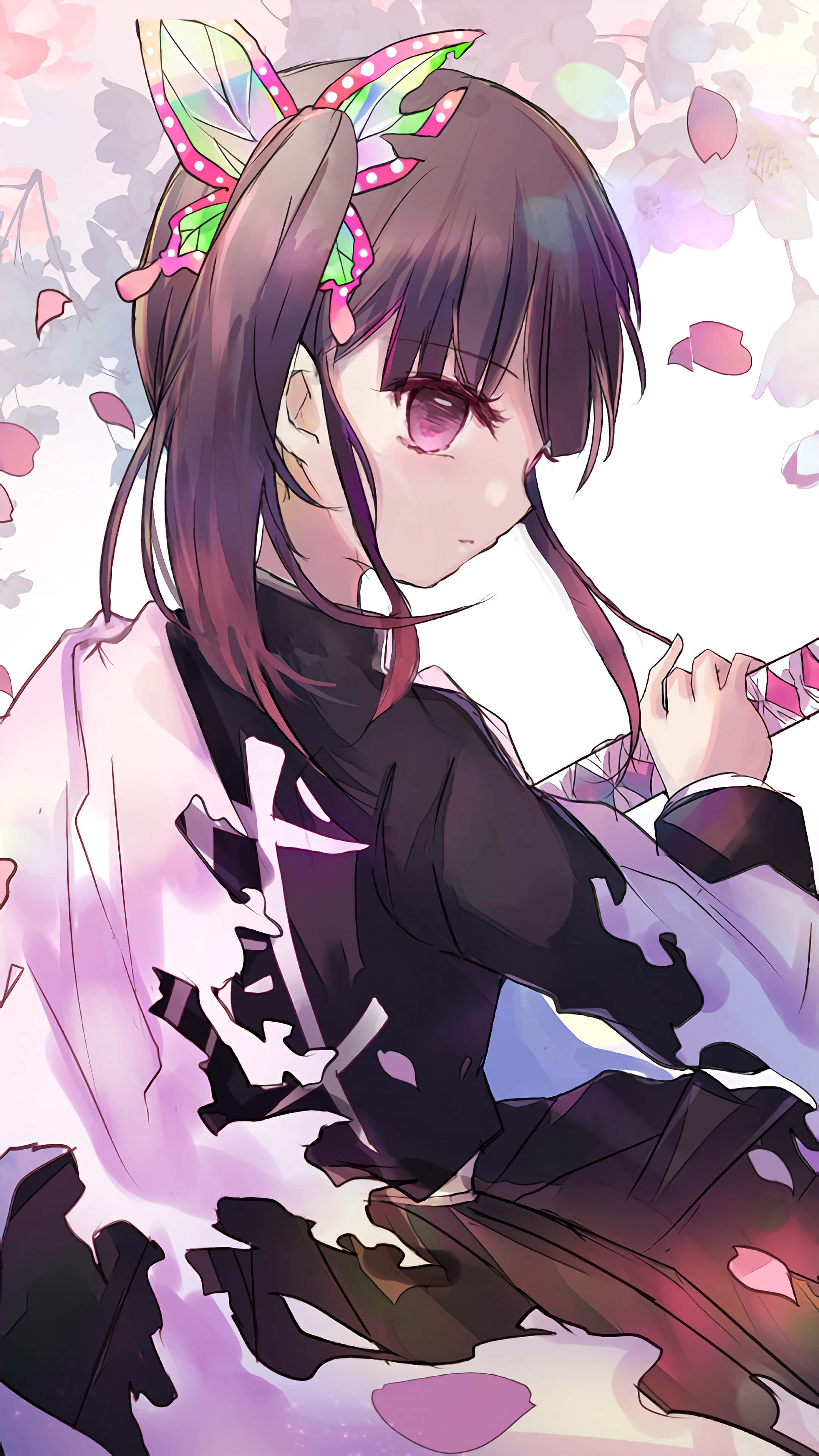 Demon Slayer Kanao 桌布 壁紙 — 紫髮蝴蝶髮夾的動漫少女在柔和的粉彩色調中，於飄落的櫻花中持劍。