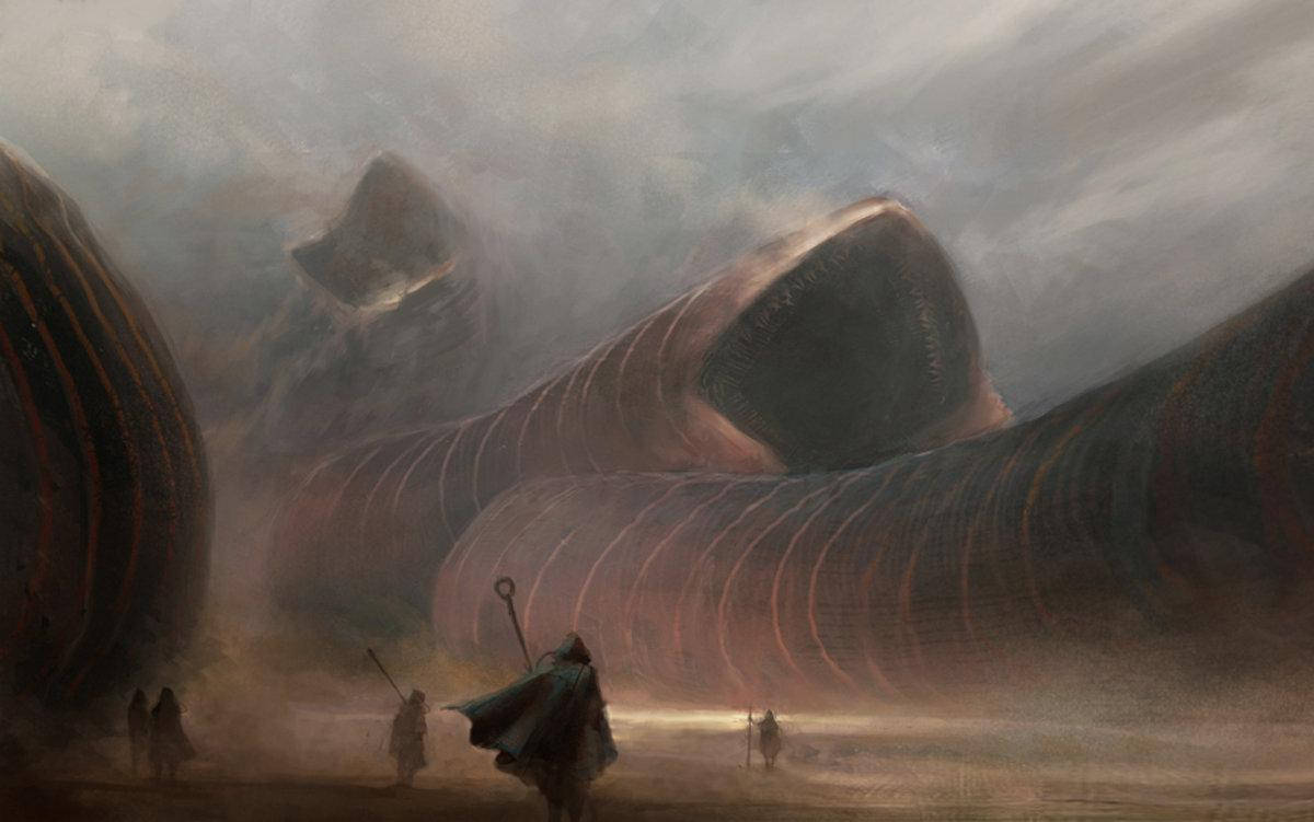 Dune Movie 桌布 壁紙 — 細小的人物在陰沉天空下，於霧氣瀰漫、荒涼的景觀中，行走在巨大的蠕蟲狀生物面前。