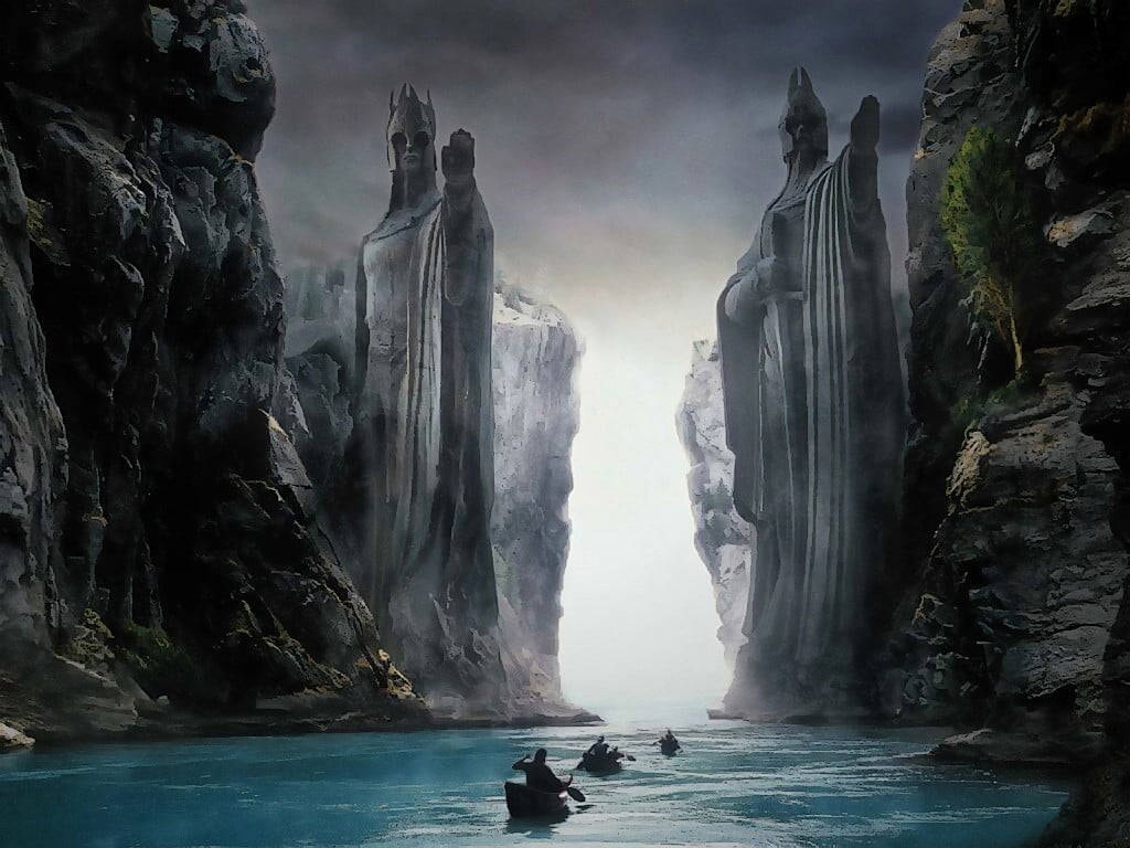 Lord Of The Rings Landscape 桌布 壁紙 — 細小的划艇在陰沉灰暗的天空下，沿著兩旁聳立著巨大石像的寧靜藍色河流航行。