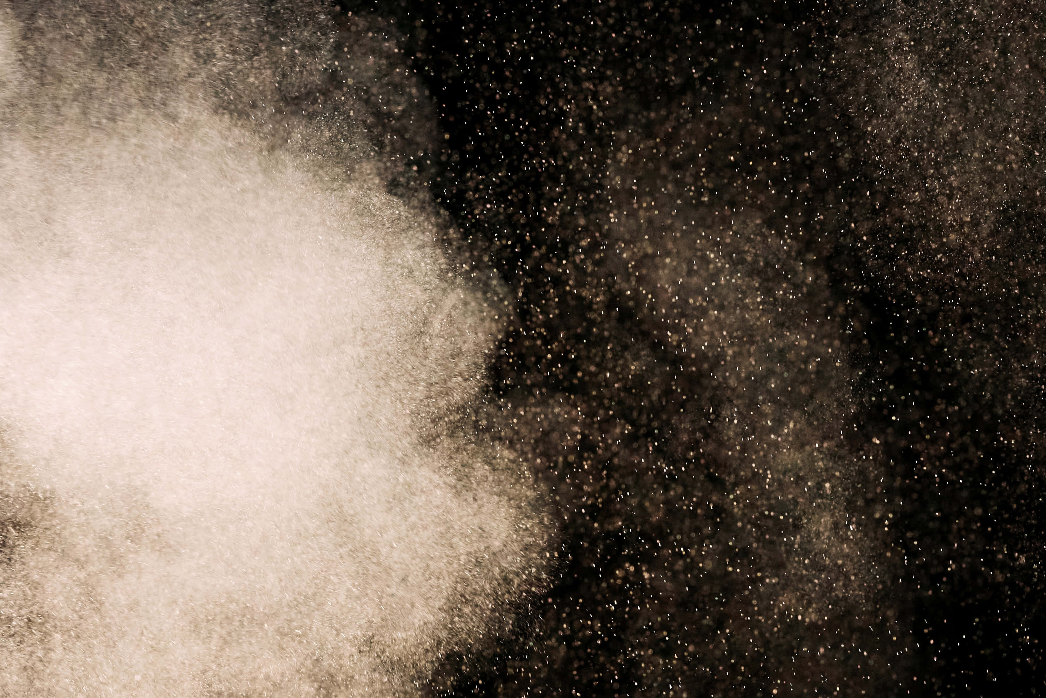 Dust 桌布 壁紙 — 細白粉末在純黑背景上劇烈爆發，形成強烈對比。