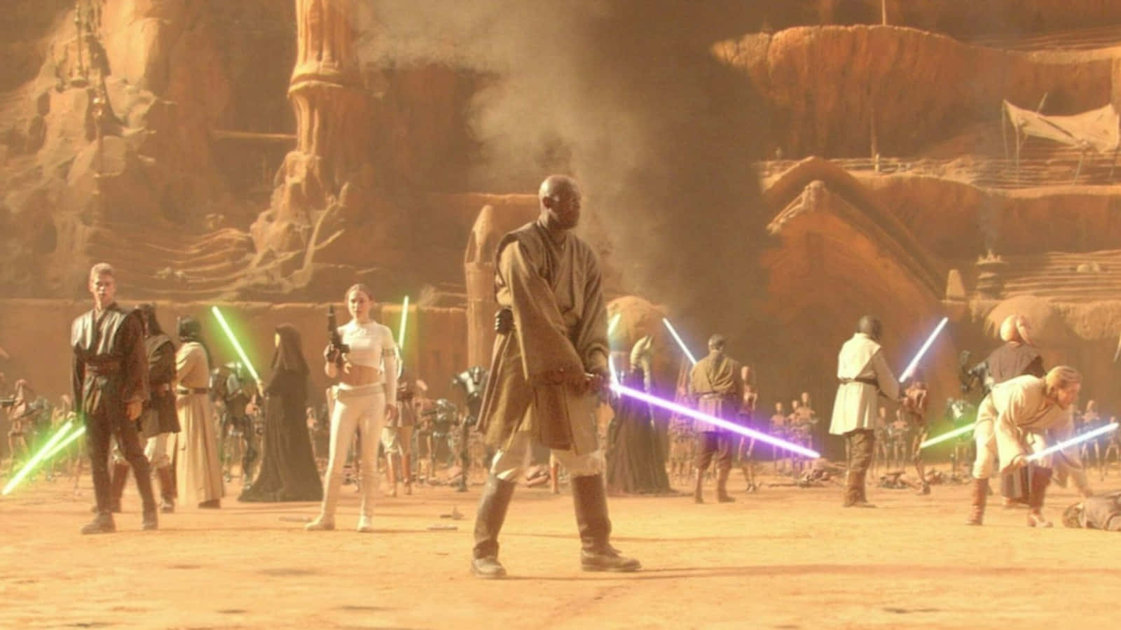 The Battle Of Geonosis 桌布 壁紙 — 絕地武士和西斯在塵土飛揚的沙漠峽谷中，在朦朧的橙色天空下用發光的光劍決鬥。