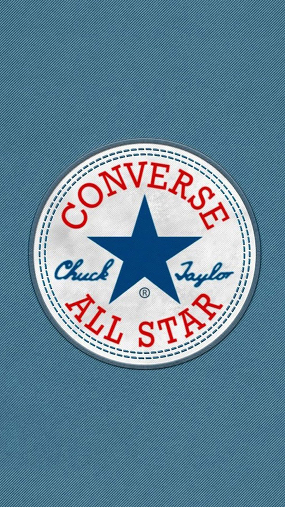 Converse 標誌 桌布 壁紙 — 經典 Converse All Star 標誌貼片，紅藍白文字，紋理青綠色布料背景。