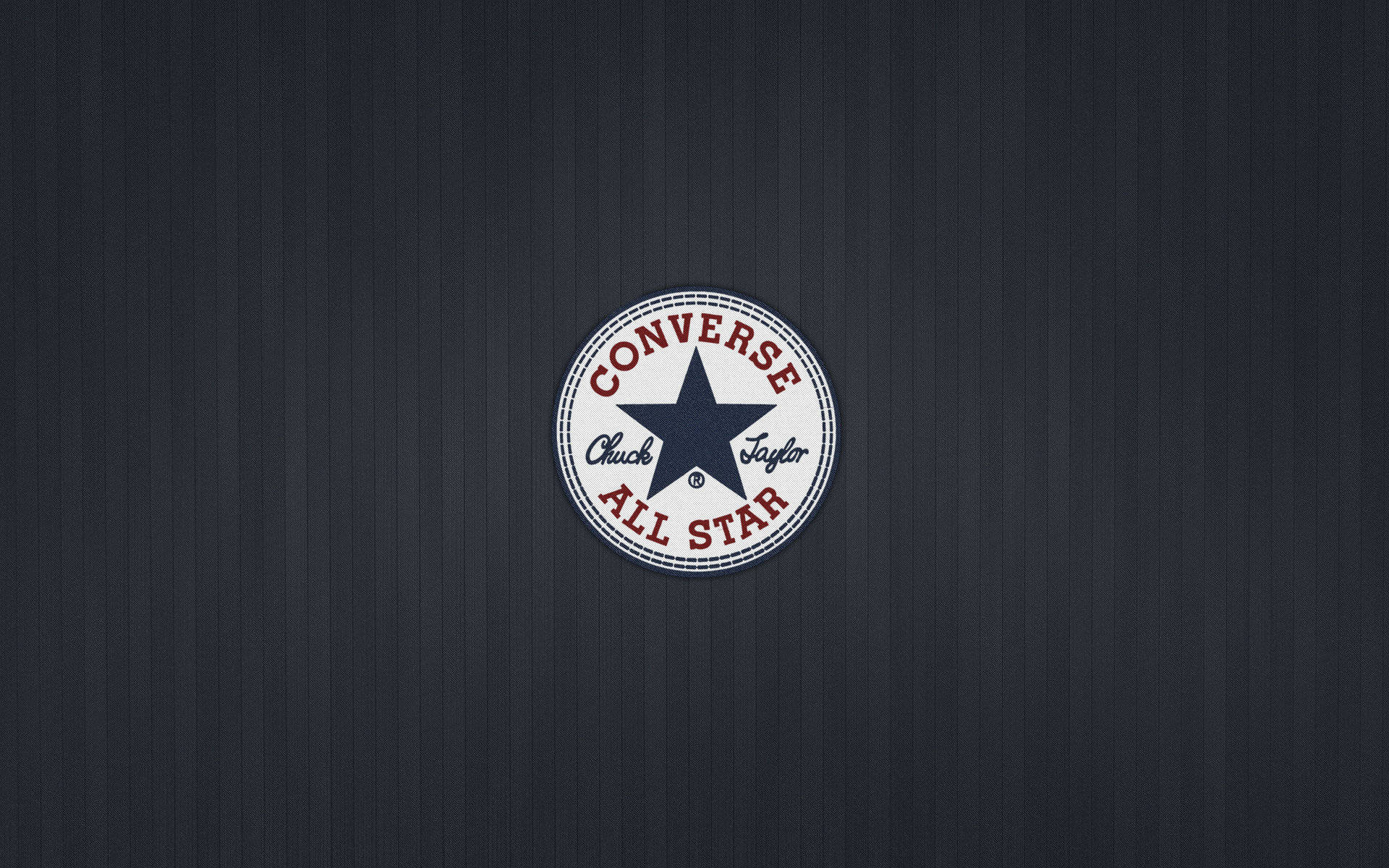 Converse Logo 桌布 壁紙 — 經典 Converse All Star 標誌置於深海軍藍木紋背景中央。
