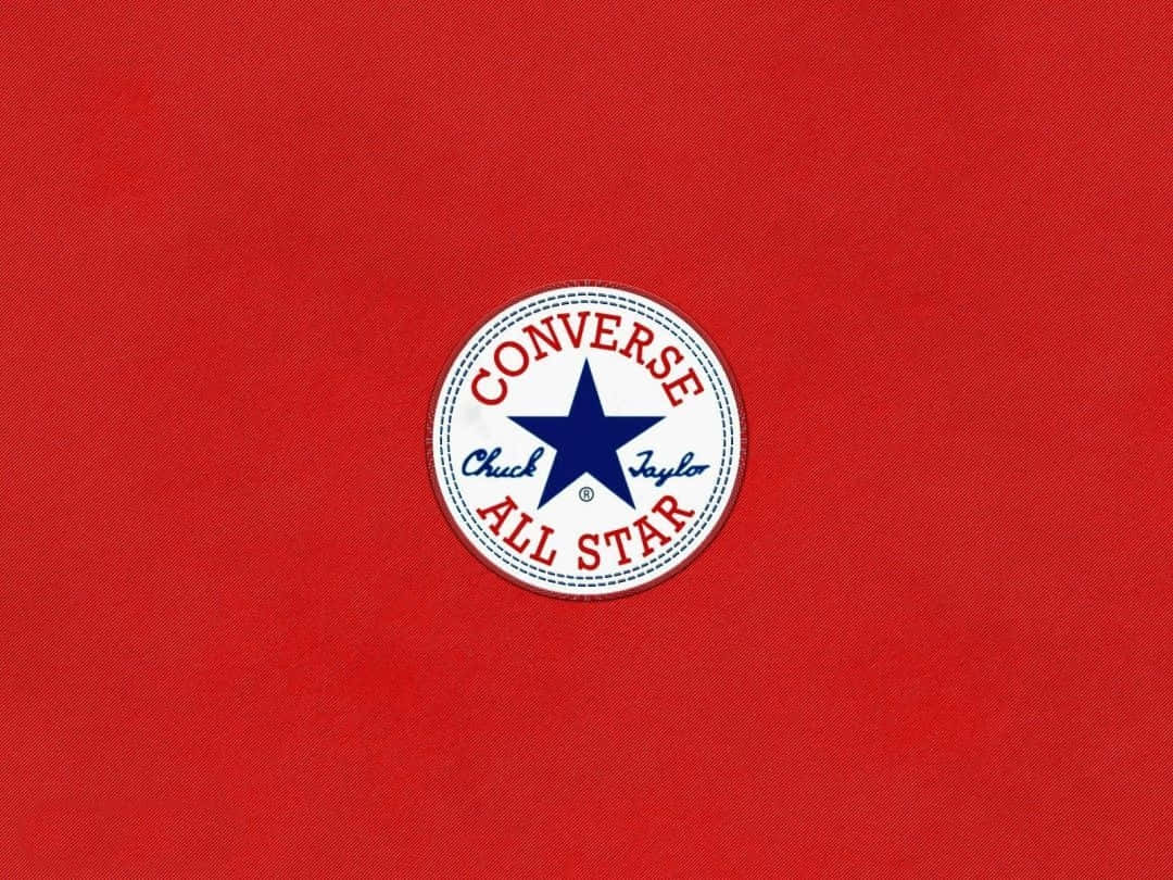 紅色動圖 桌布 壁紙 — 經典 Converse All Star 標誌貼片，置於有紋理的紅色布料背景中央。