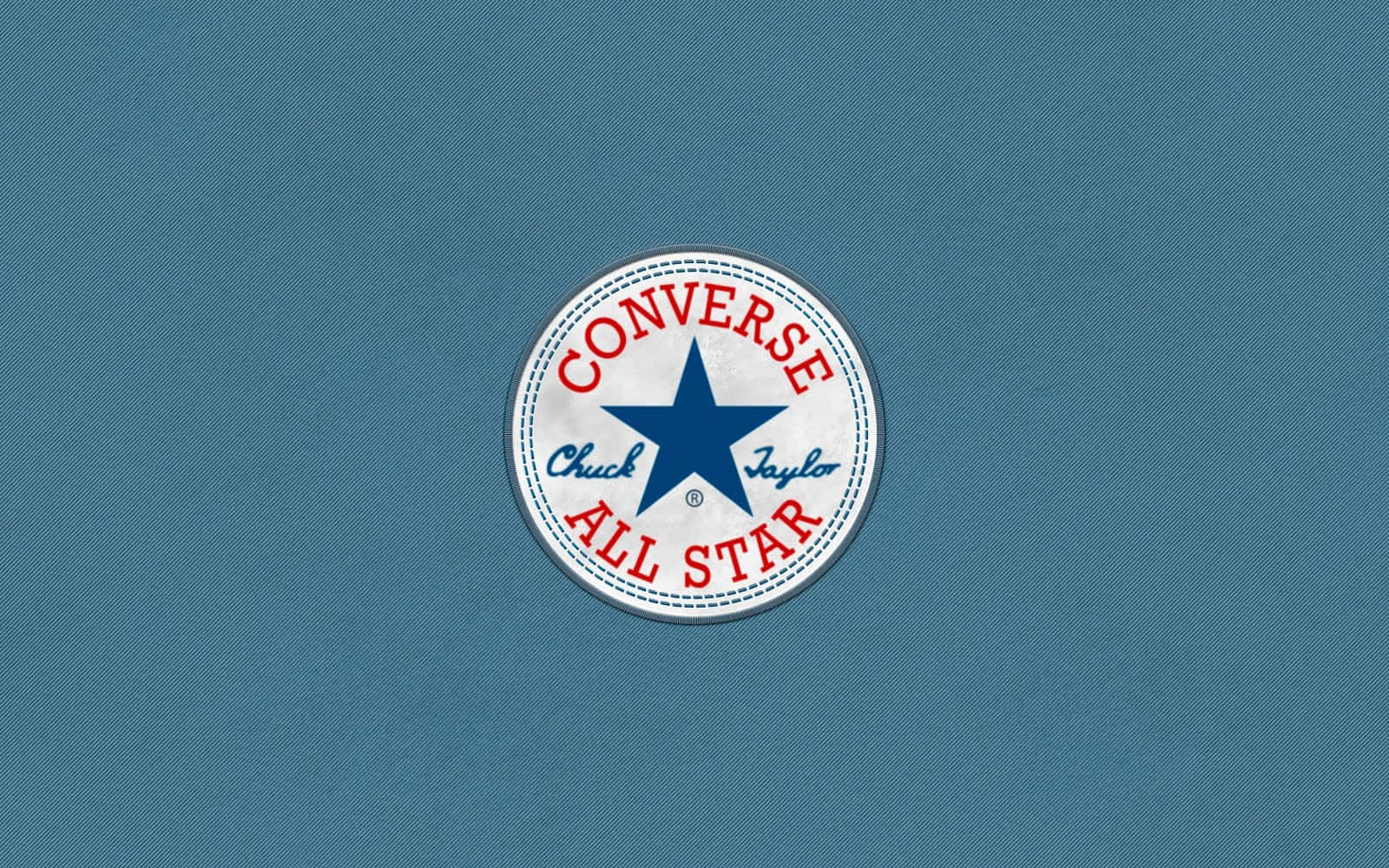 Converse 標誌 桌布 壁紙 — 經典 Converse Chuck Taylor All Star 標誌置於有紋理的藍色牛仔布面料中央。