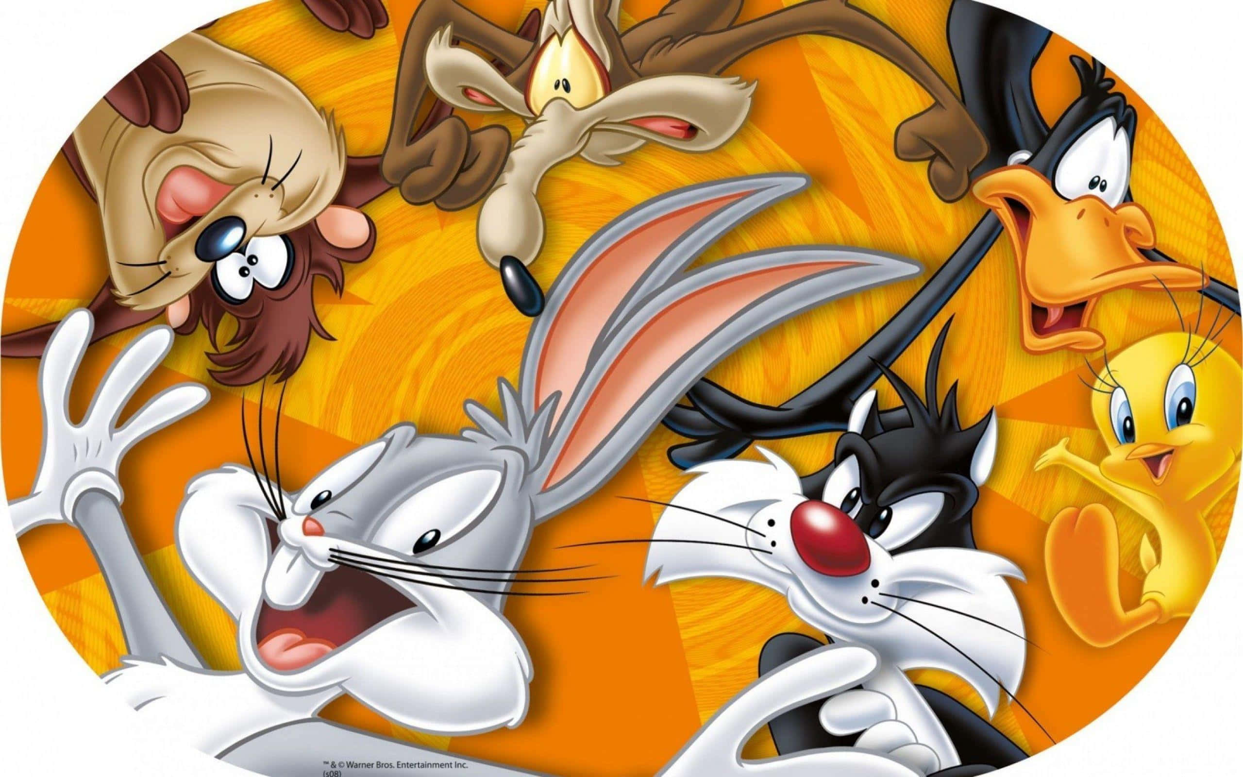 兔巴哥 桌布 壁紙 — 經典 Looney Tunes 角色如兔巴哥和達菲鴨在火熱的橙色背景下充滿活力。