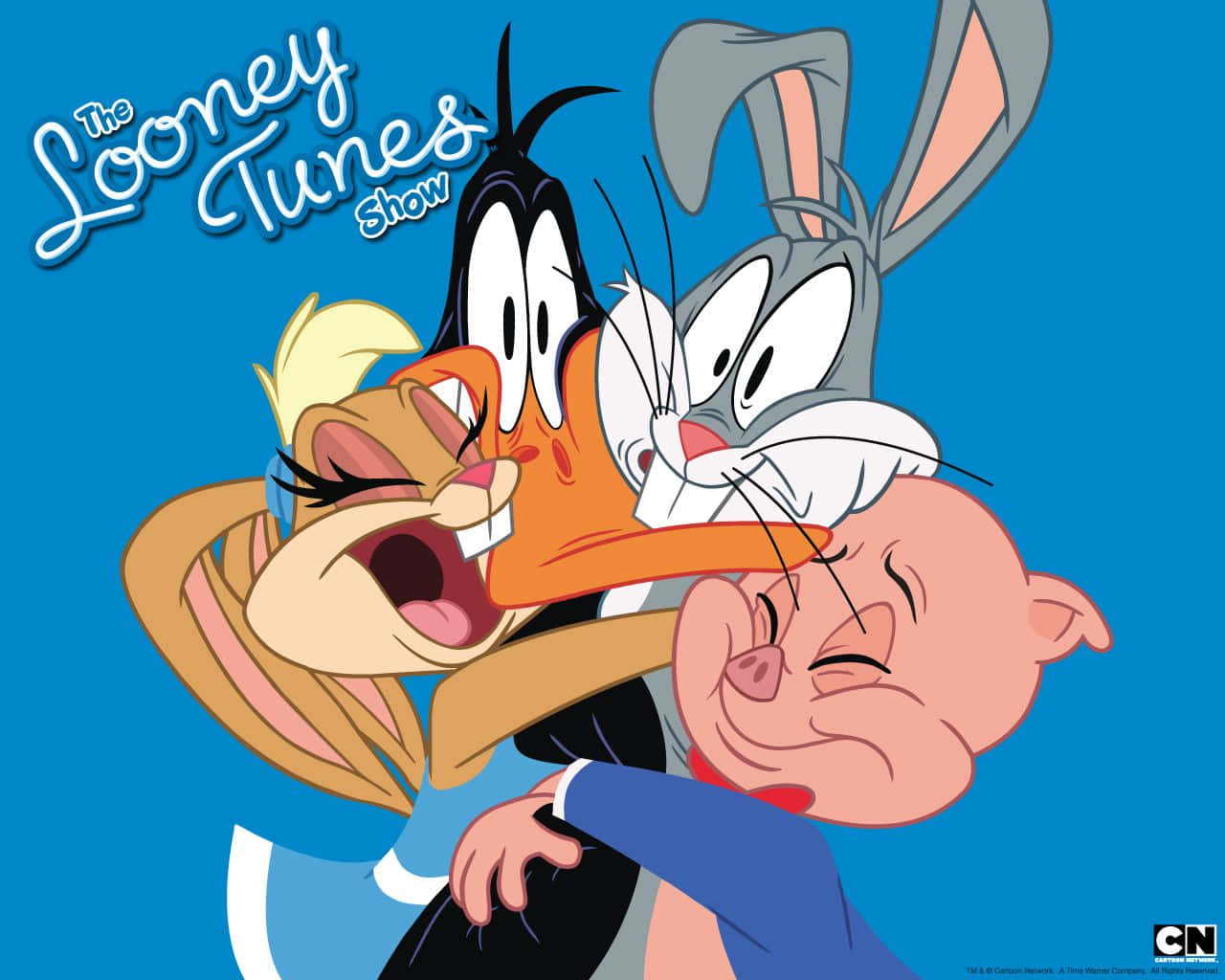 樂一通 桌布 壁紙 — 經典 Looney Tunes 角色賓尼兔、達菲鴨和豬小弟在純藍色背景前進行混亂的卡通擁抱。