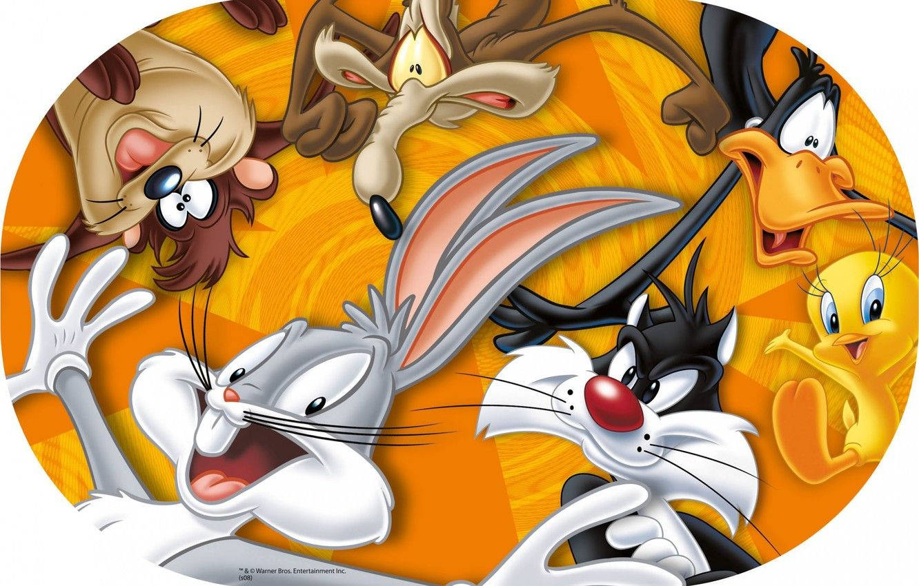 Foghorn Leghorn 桌布 壁紙 — 經典 Looney Tunes 角色如賓尼兔和達菲鴨在充滿活力的橙色背景前充滿活力地擺姿勢。