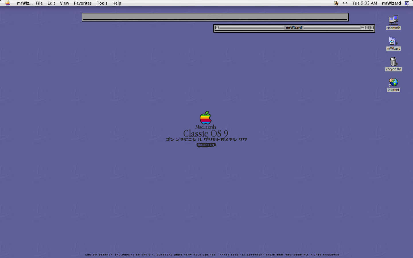 Old Mac 桌布 壁紙 — 經典 OS 9 桌面，紫色背景，日文文字置於 Apple 標誌下方中央。
