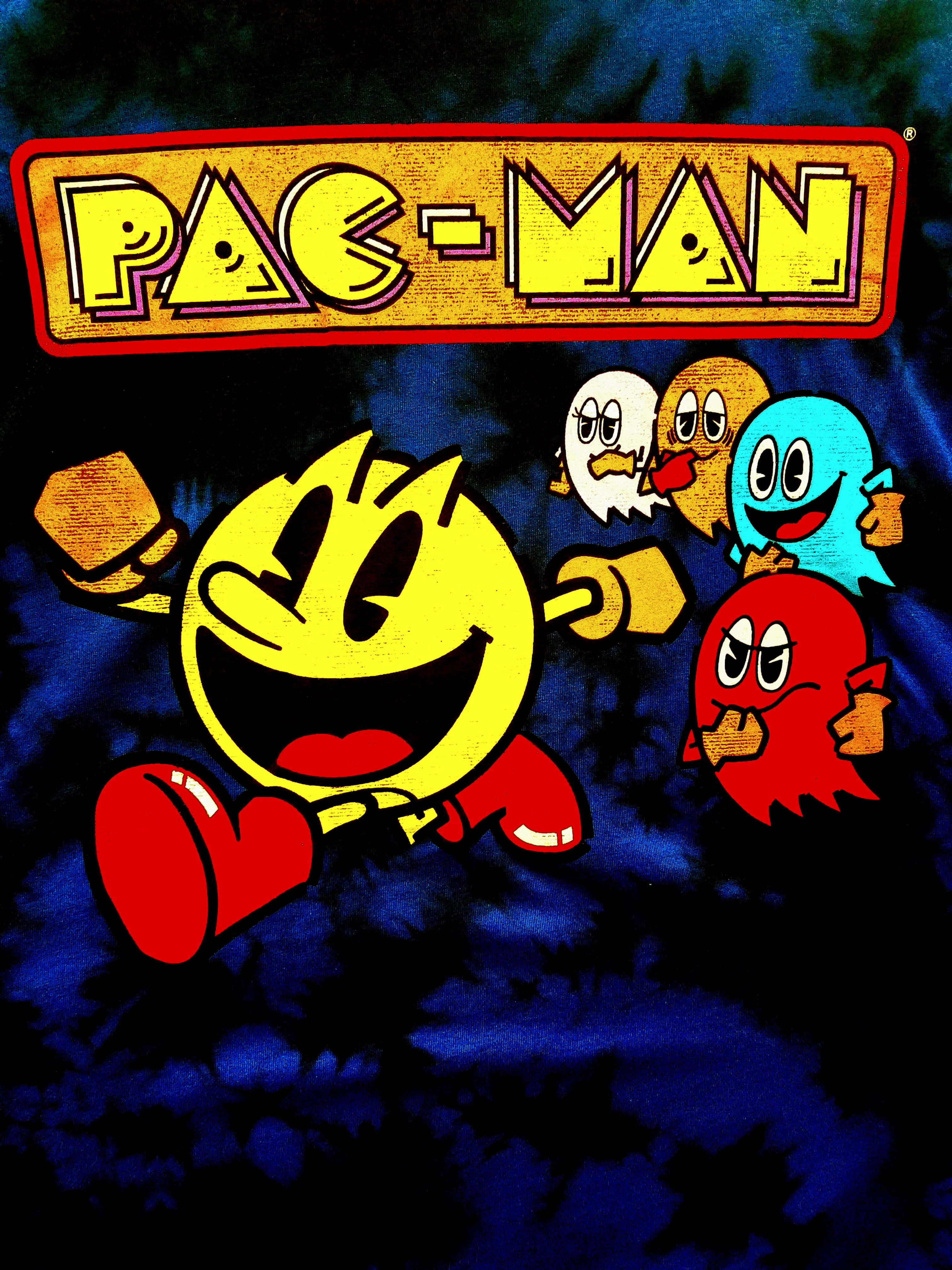 電玩遊戲 桌布 壁紙 — 經典 Pac-Man 及其色彩繽紛的鬼魂，以充滿活力的復古街機風格呈現在深藍色紮染背景上。
