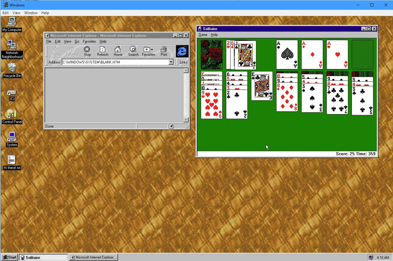 Windows 95 動態圖 桌布 壁紙 — 經典 Windows 98 桌面，在金色菱格紋桌布上開啟了接龍和 Internet Explorer。