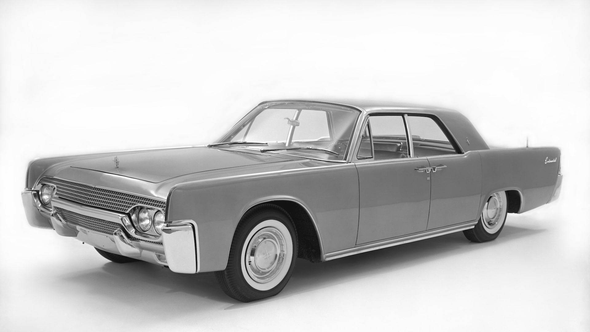 cars 桌布 壁紙 — 經典1960年代美國轎車，配備鍍鉻格柵和白牆輪胎，在工作室拍攝。