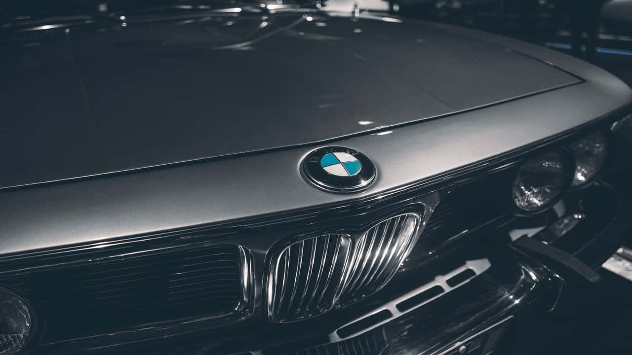 720p Bmw 桌布 壁紙 — 經典BMW汽車引擎蓋和標誌性雙腎型水箱護罩的特寫，在氣氛燈光下。