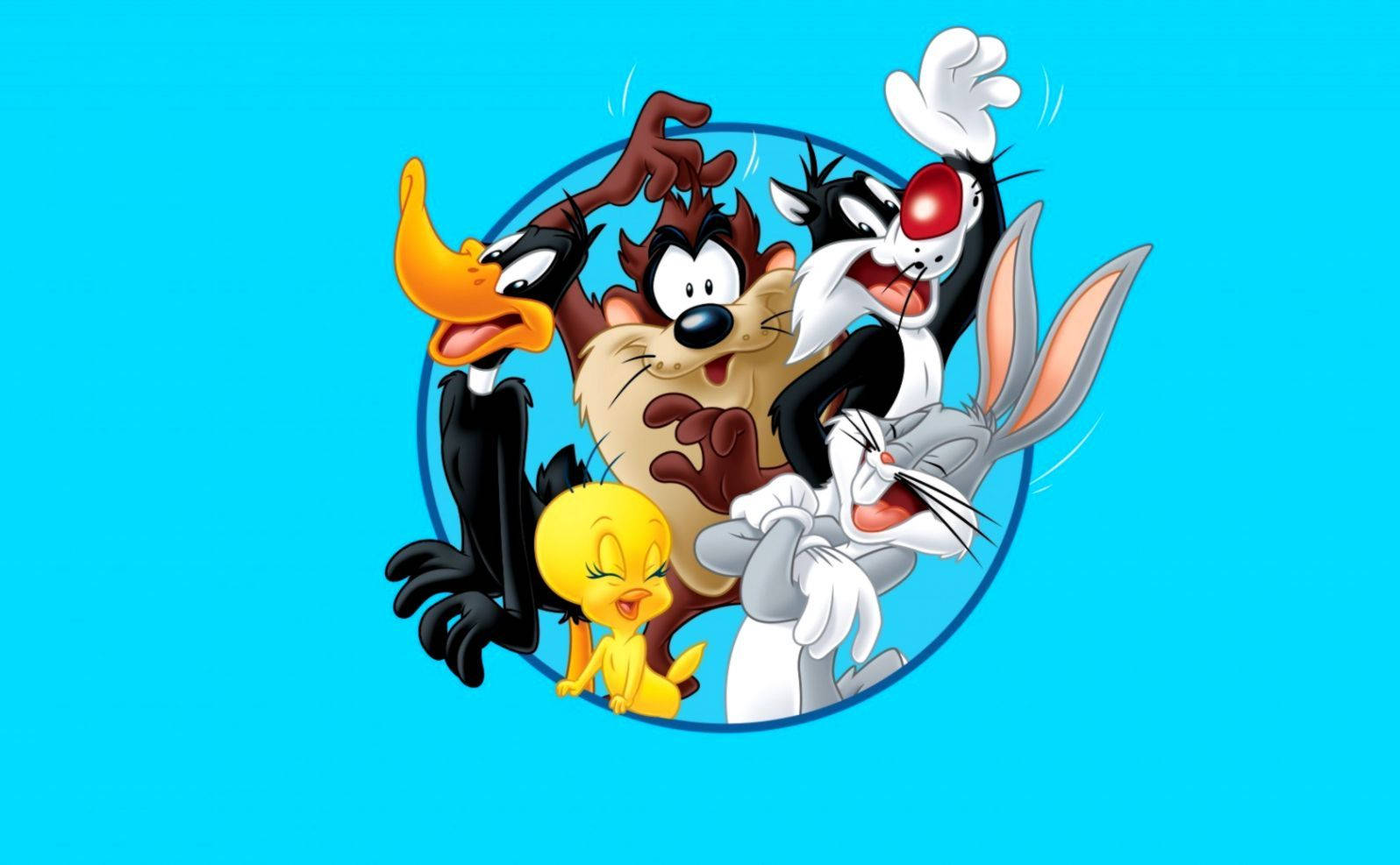 bugs 桌布 壁紙 — 經典Looney Tunes角色如賓尼兔、達菲鴨和翠兒鳥在明亮的藍色背景前充滿活力地擺姿勢。