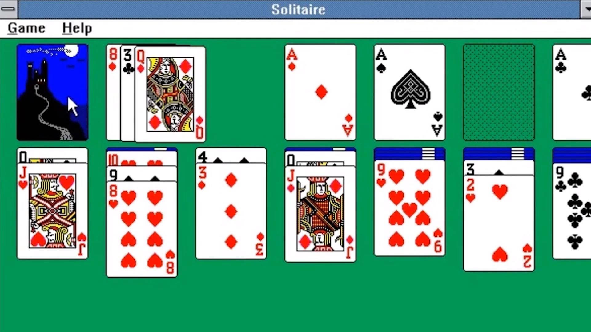 Windows Solitaire紙牌遊戲，卡片排列在綠色畫面上。 — Microsoft 壁紙