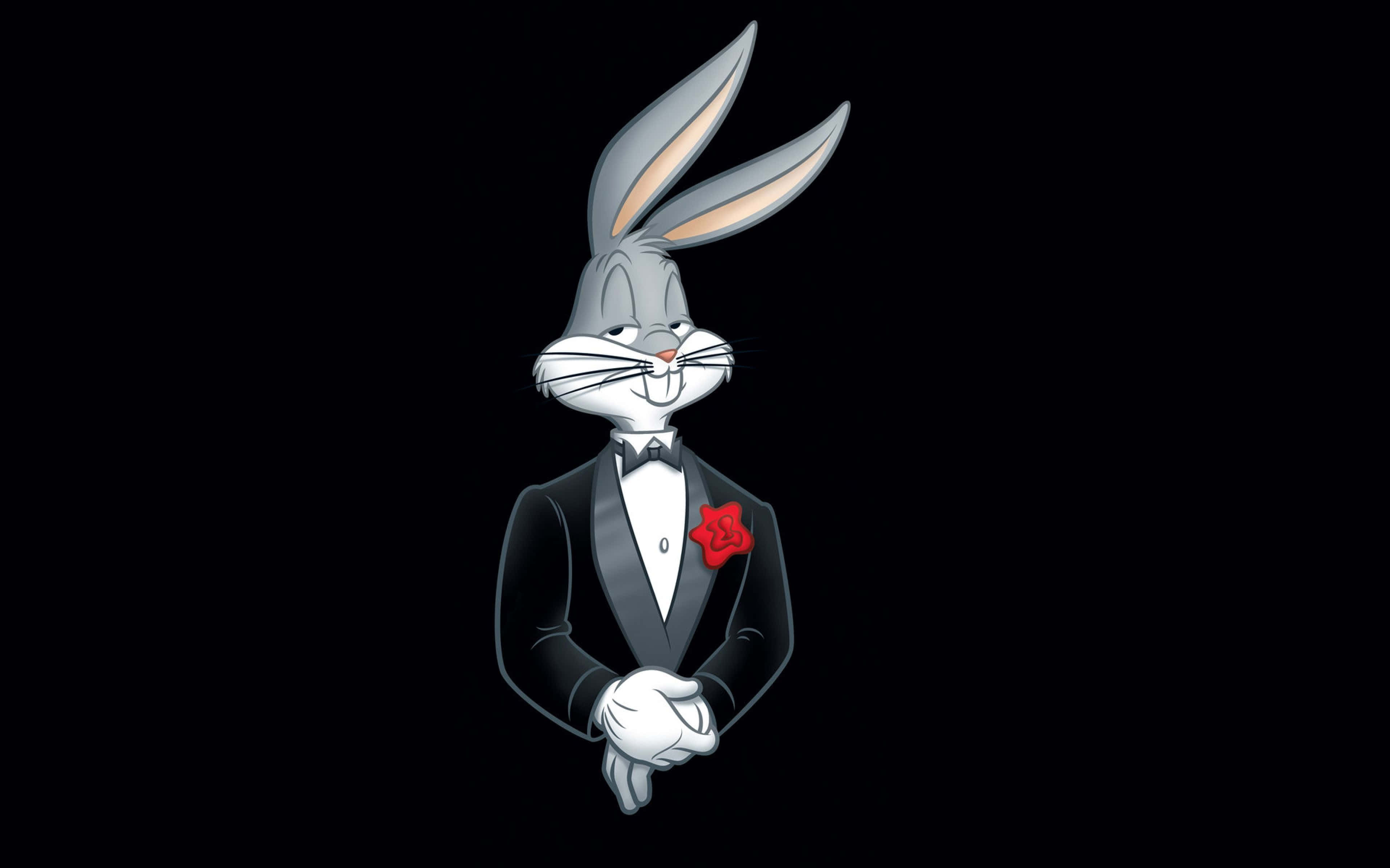 bugs 桌布 壁紙 — 經典卡通兔巴哥身穿俐落黑色燕尾服，配以紅色玫瑰胸花，背景為純黑色。