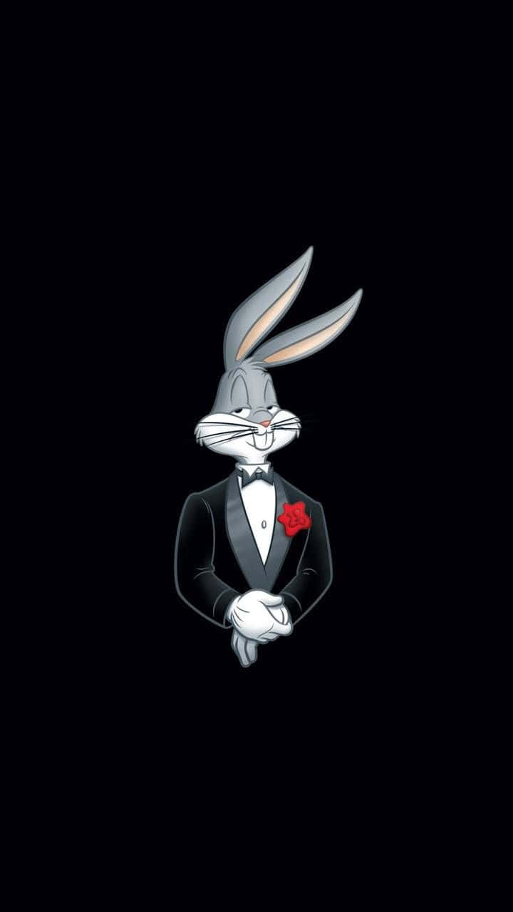 Bugs Bunny iPhone 桌布 壁紙 — 經典卡通兔巴哥身穿黑色修身燕尾服，佩戴紅色玫瑰胸花，在純黑背景前從容站立。