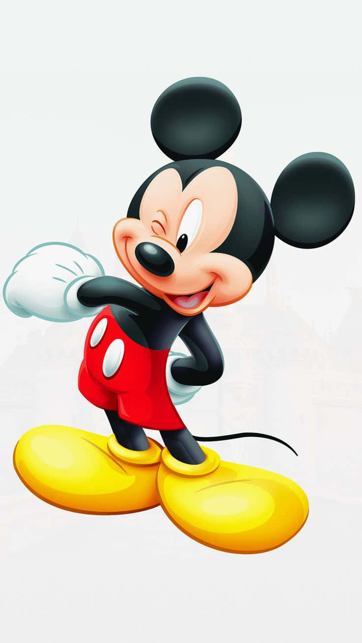 Mickey Mouse Home 桌布 壁紙 — 經典卡通米奇老鼠穿著標誌性的紅色短褲和黃色鞋子，在純色背景前擺出愉快的姿勢。