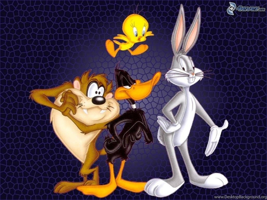 達菲鴨 桌布 壁紙 — 經典卡通角色 Taz、Daffy Duck 和 Bugs Bunny 一起擺姿勢，Tweety Bird 在深藍色六邊形圖案背景上方飛翔。