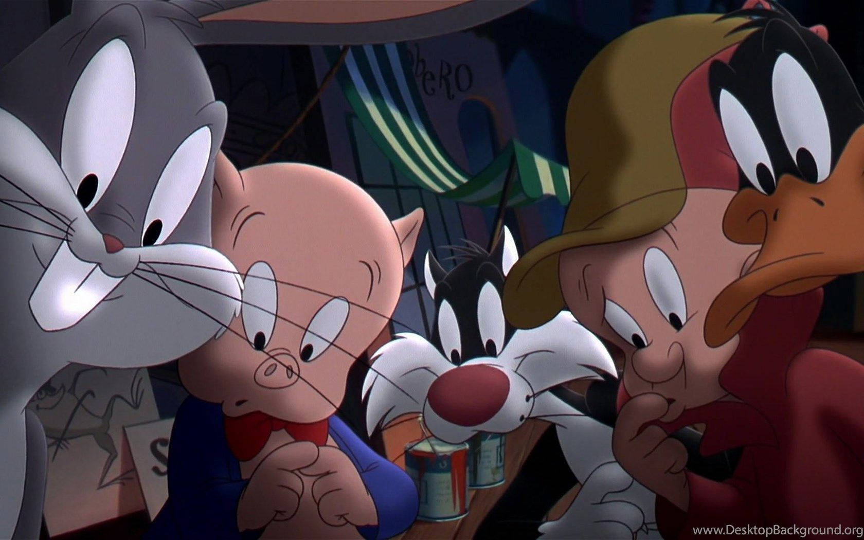達菲鴨 桌布 壁紙 — 經典卡通角色 Tom Jerry Porky Pig 等聚集在一張桌子周圍，場景是一條燈光昏暗的小巷。
