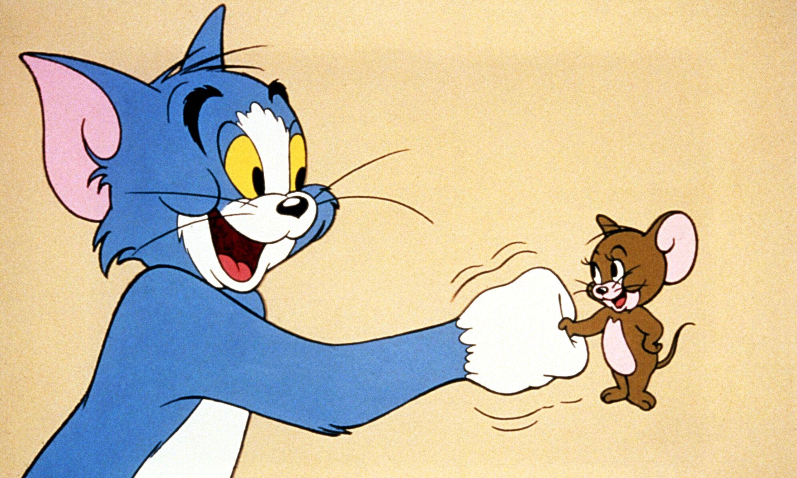 Jerry 桌布 壁紙 — 經典卡通貓 Tom 快樂地拳打老鼠 Jerry，Jerry 在溫暖的米色背景中回笑。