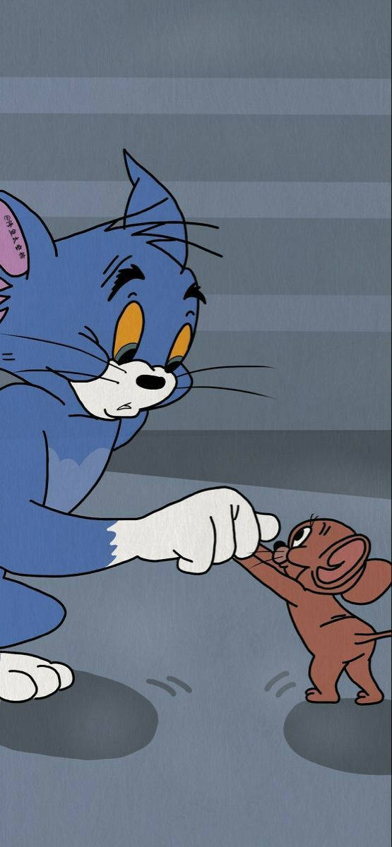 Jerry 桌布 壁紙 — 經典卡通貓 Tom 身穿藍色，在灰色條紋背景前與小棕色老鼠 Jerry 對峙。