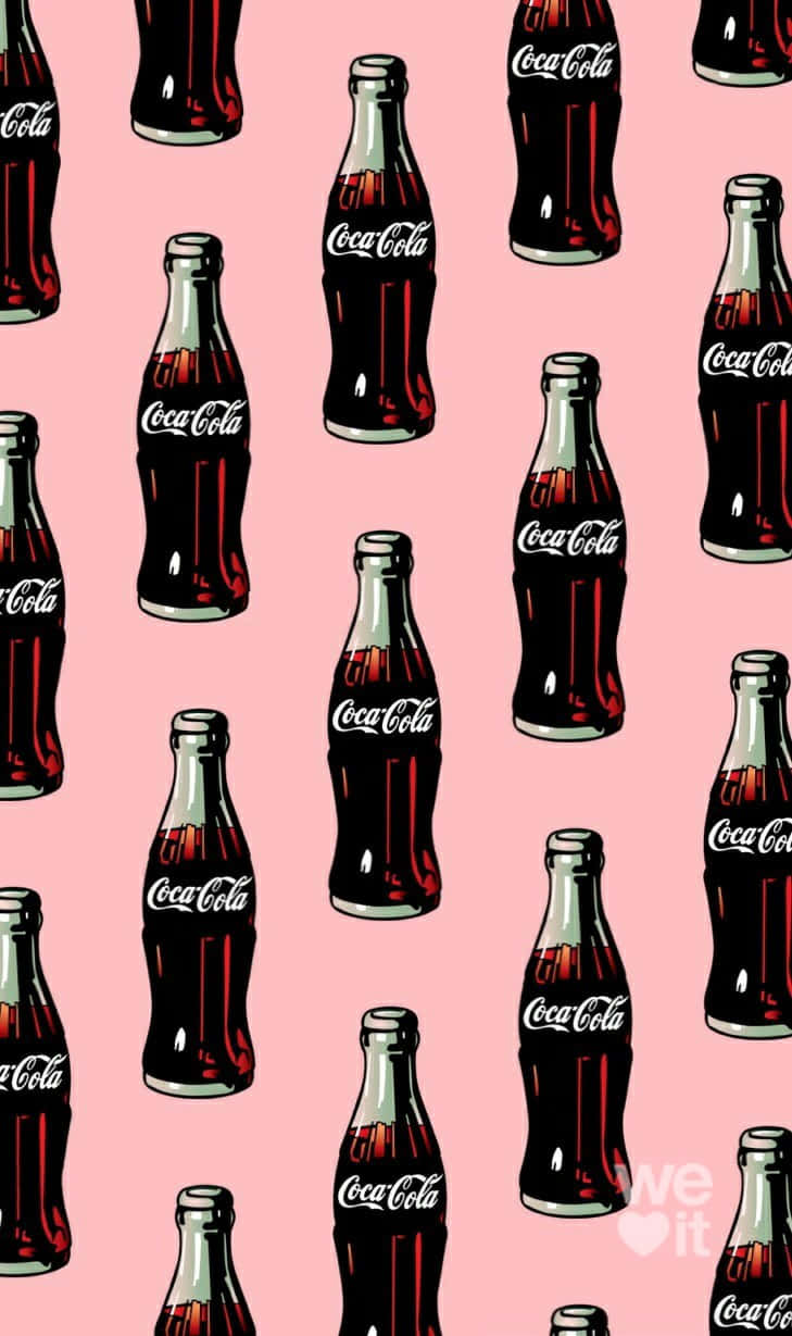 coca cola 桌布 壁紙 — 經典可口可樂玻璃瓶以復古插畫風格在柔和的粉紅色背景上重複排列。