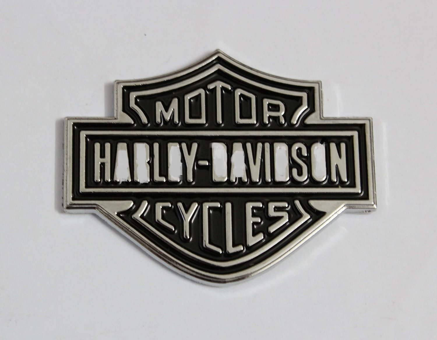Harley 桌布 壁紙 — 經典哈雷戴維森標誌別針的特寫，帶有鍍鉻邊緣和黑色背景，置於純白表面上。