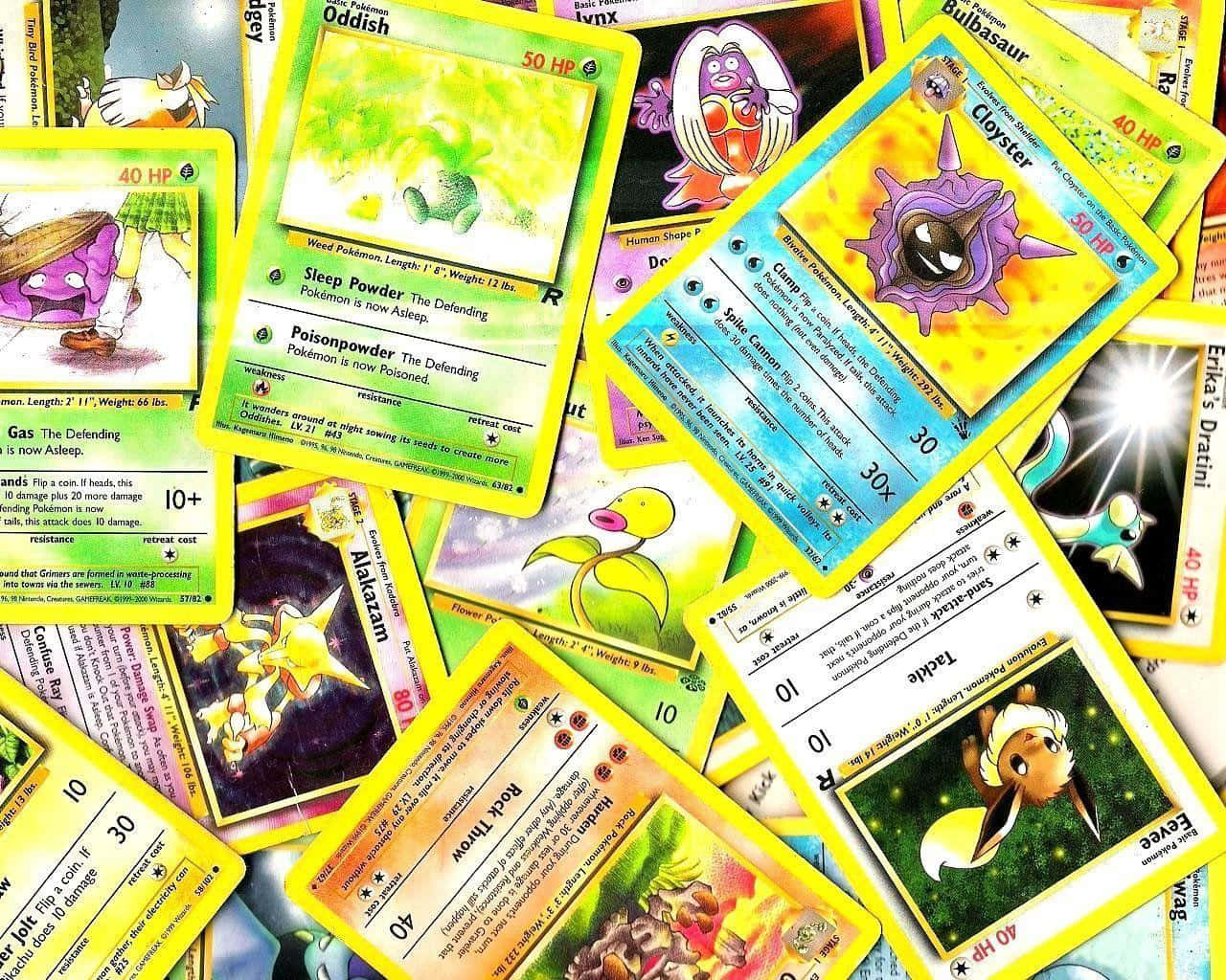 Pokemon Card 桌布 壁紙 — 經典寶可夢集換式卡牌以混亂而色彩繽紛的方式展開的鮮明拼貼畫。