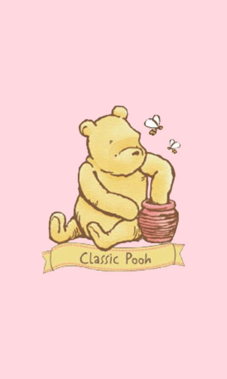 Winnie The Pooh Classic 桌布 壁紙 — 經典小熊維尼開心坐在蜂蜜罐旁，蜜蜂在周圍嗡嗡作響，背景是柔和的粉紅色。