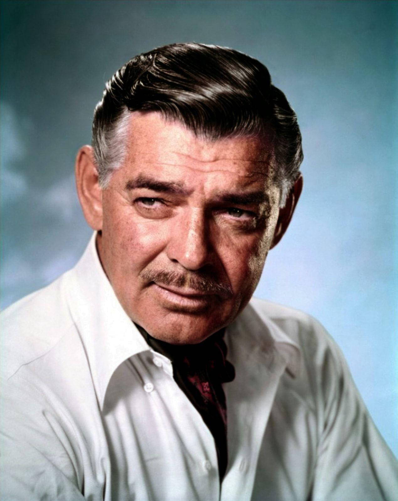 actor 桌布 壁紙 — 經典工作室肖像，一位留鬍鬚的尊貴年長男士，穿著白襯衫和深色領帶，背景為柔和藍色。