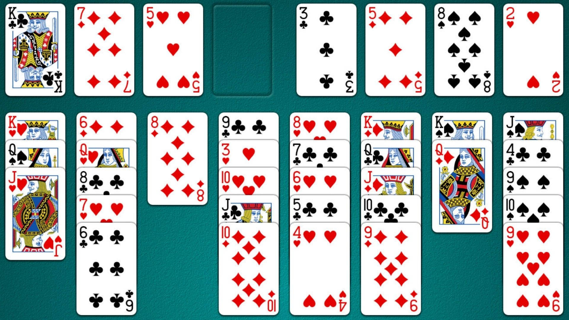 Solitaire 桌布 壁紙 — 經典接龍紙牌遊戲，擺放在綠色氈面上，紙牌呈扇形展開並堆疊成列。