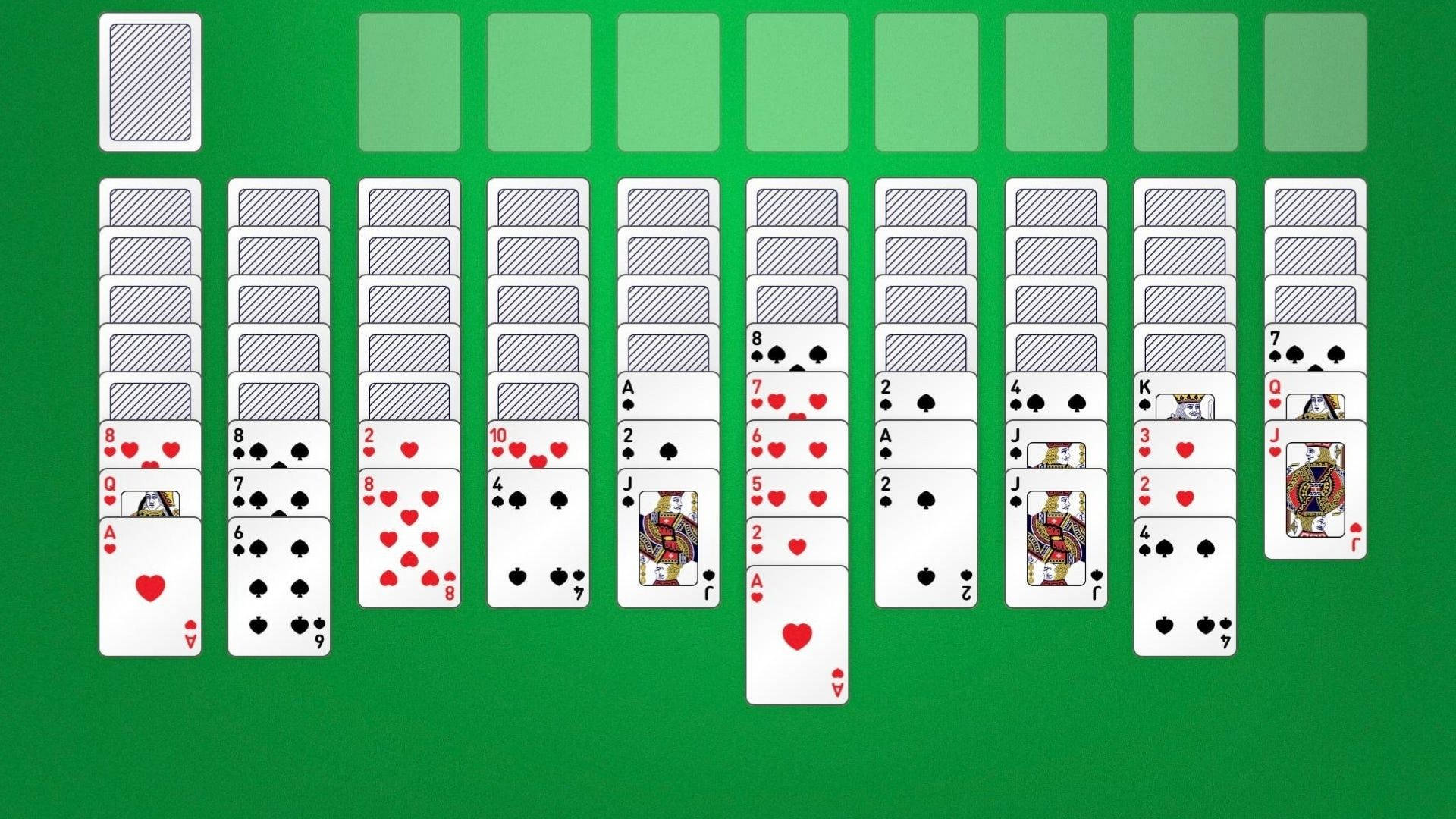 Solitaire 桌布 壁紙 — 經典接龍紙牌遊戲，鋪在鮮綠色絨面桌上，紙牌扇形展開並整齊疊成數列。