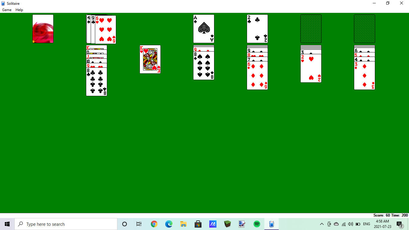 在綠色背景的電腦螢幕上顯示的接龍紙牌遊戲。 — Microsoft 壁紙