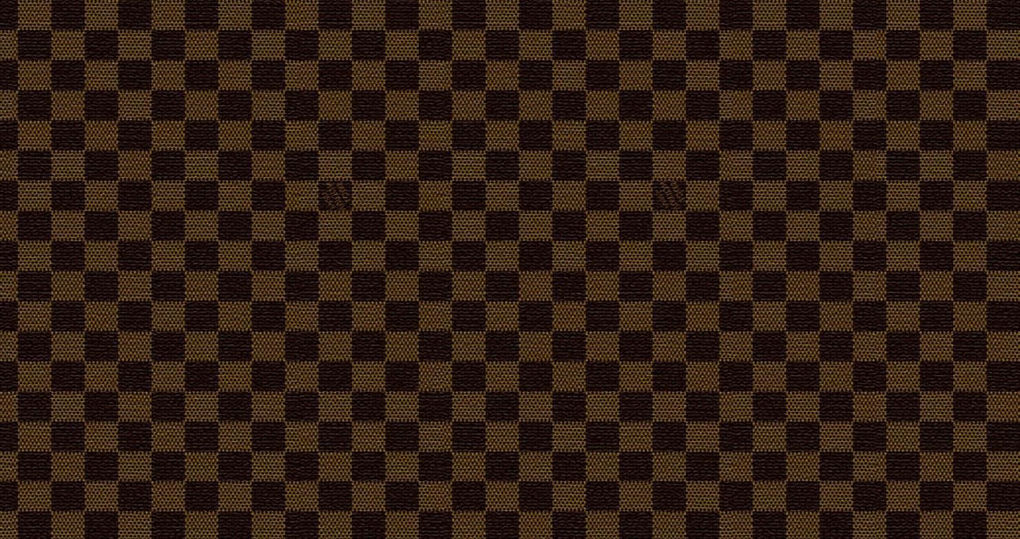 Louis Vuitton Pattern 桌布 壁紙 — 經典棕色和黑色棋盤格圖案的近距離特寫，帶有細膩的編織紋理。