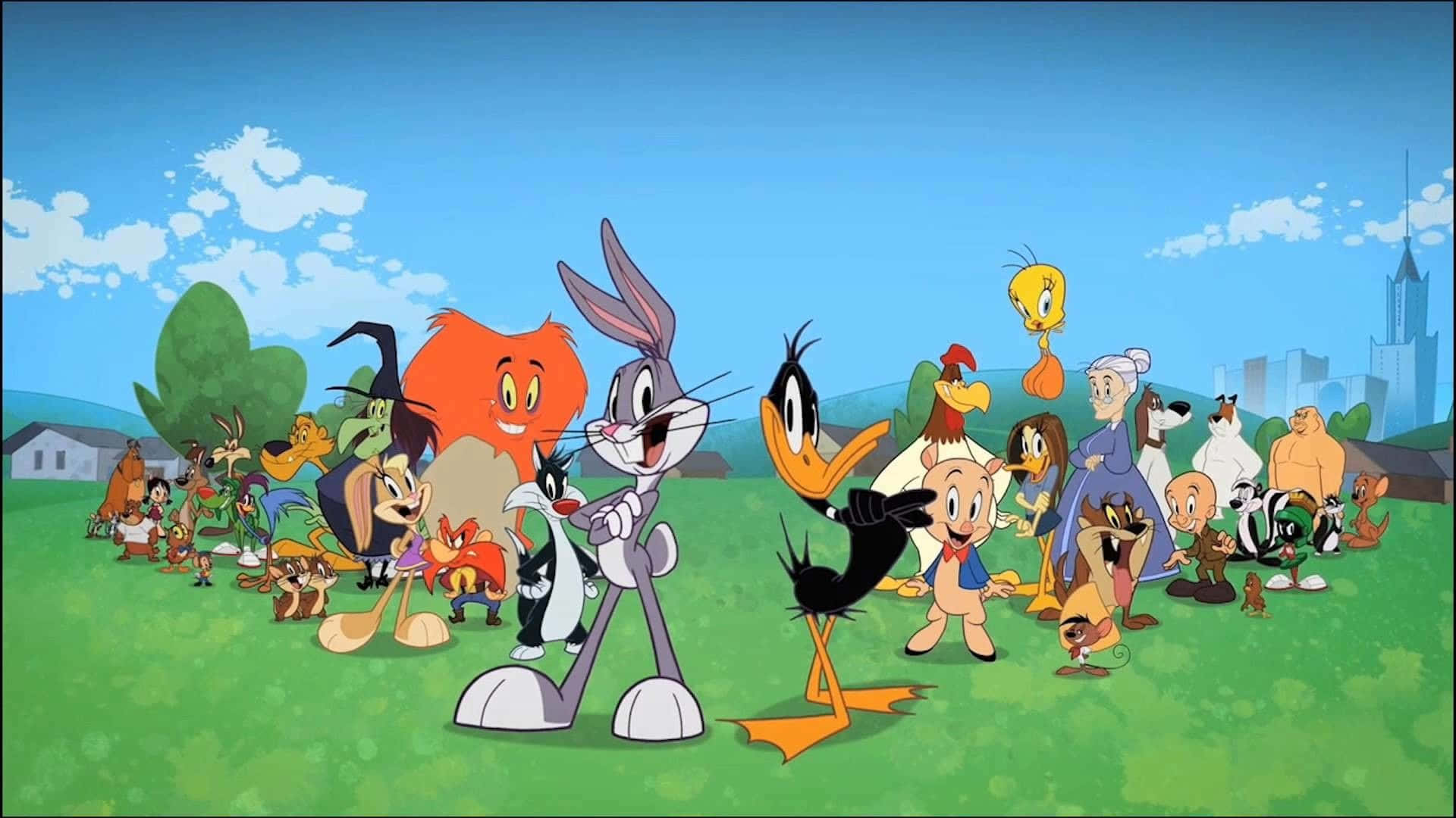All Cartoon Characters 桌布 壁紙 — 經典樂一通角色在晴朗的藍天下，於陽光明媚的綠色田野上歡樂地聚集，遠處有建築物。