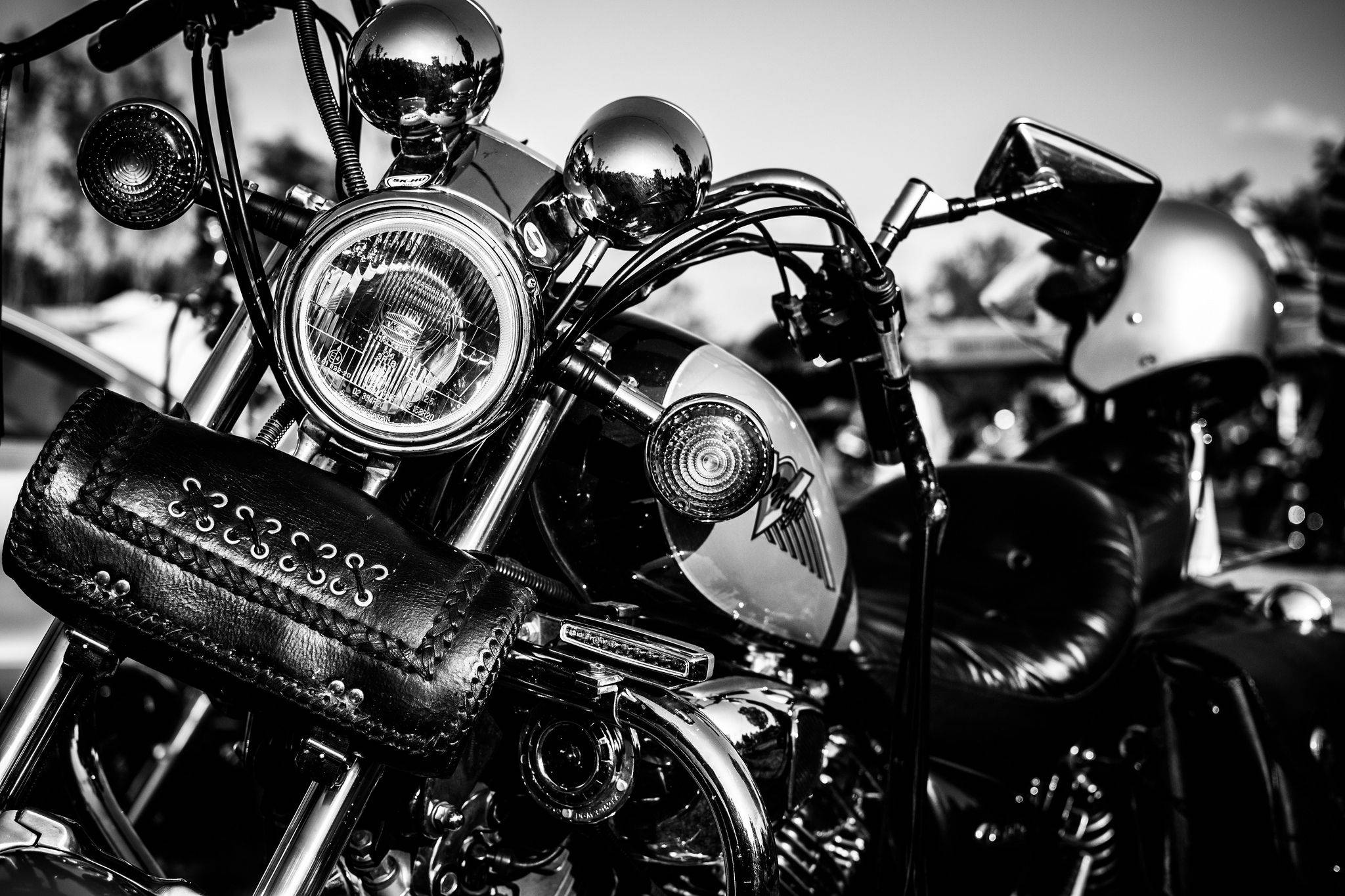 Harley 桌布 壁紙 — 經典機車鍍鉻前端的黑白特寫，配有皮革袋和圓形頭燈。