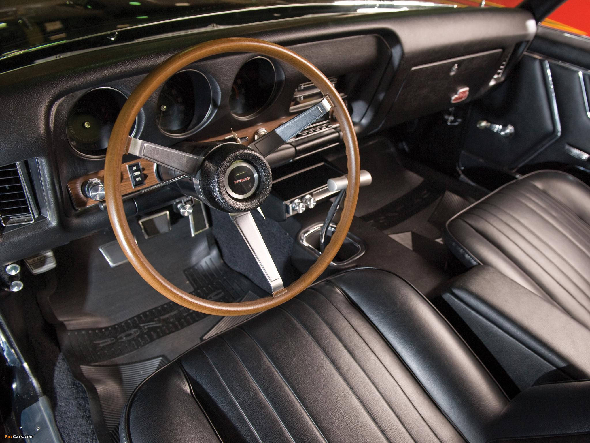 Pontiac 桌布 壁紙 — 經典汽車內飾特寫，配備木質方向盤、黑色真皮座椅和經典指針式儀表。