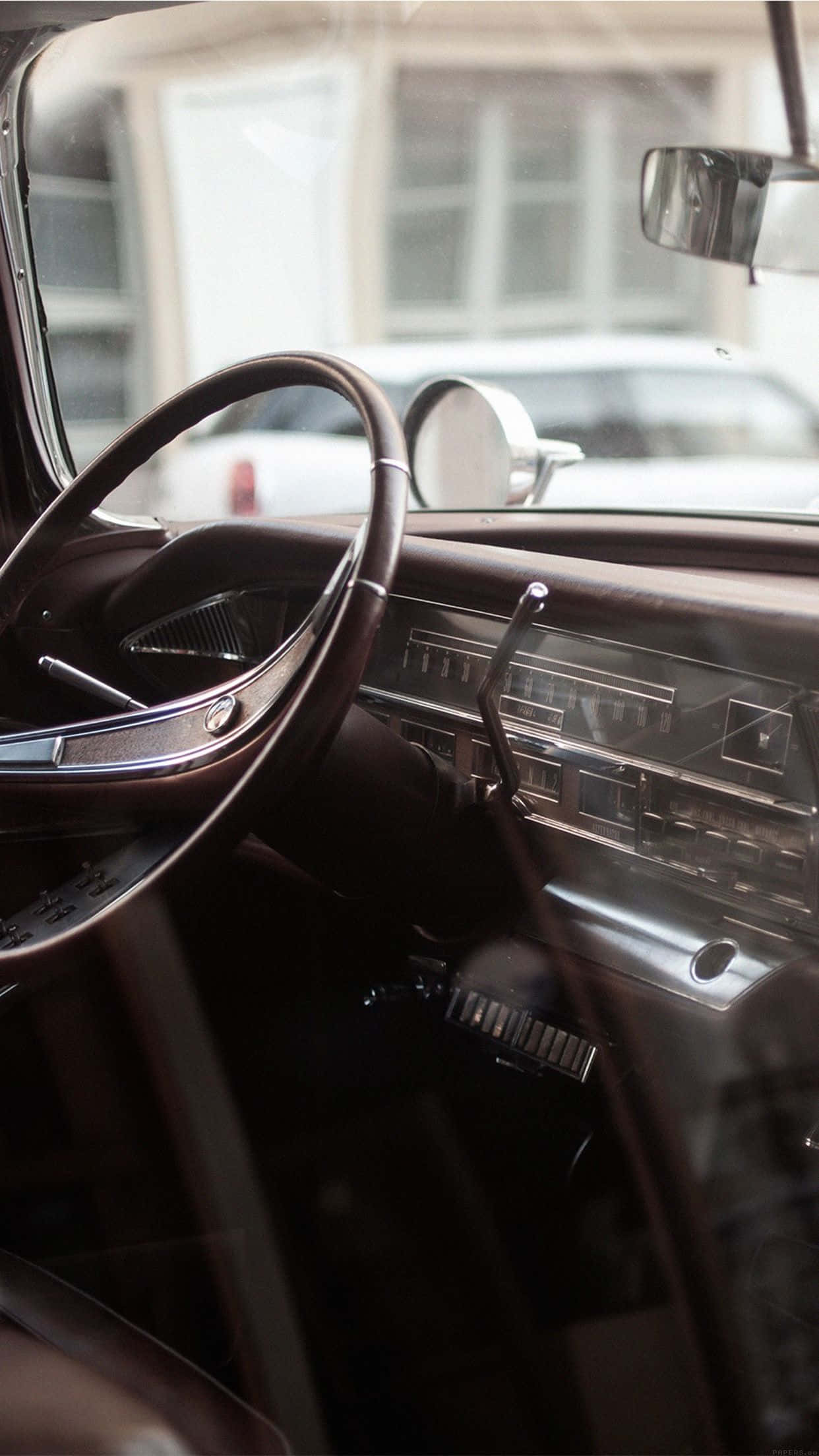 Inside Car 桌布 壁紙 — 經典汽車的深色木質和鍍鉻內飾特寫，配有經典方向盤和收音機。