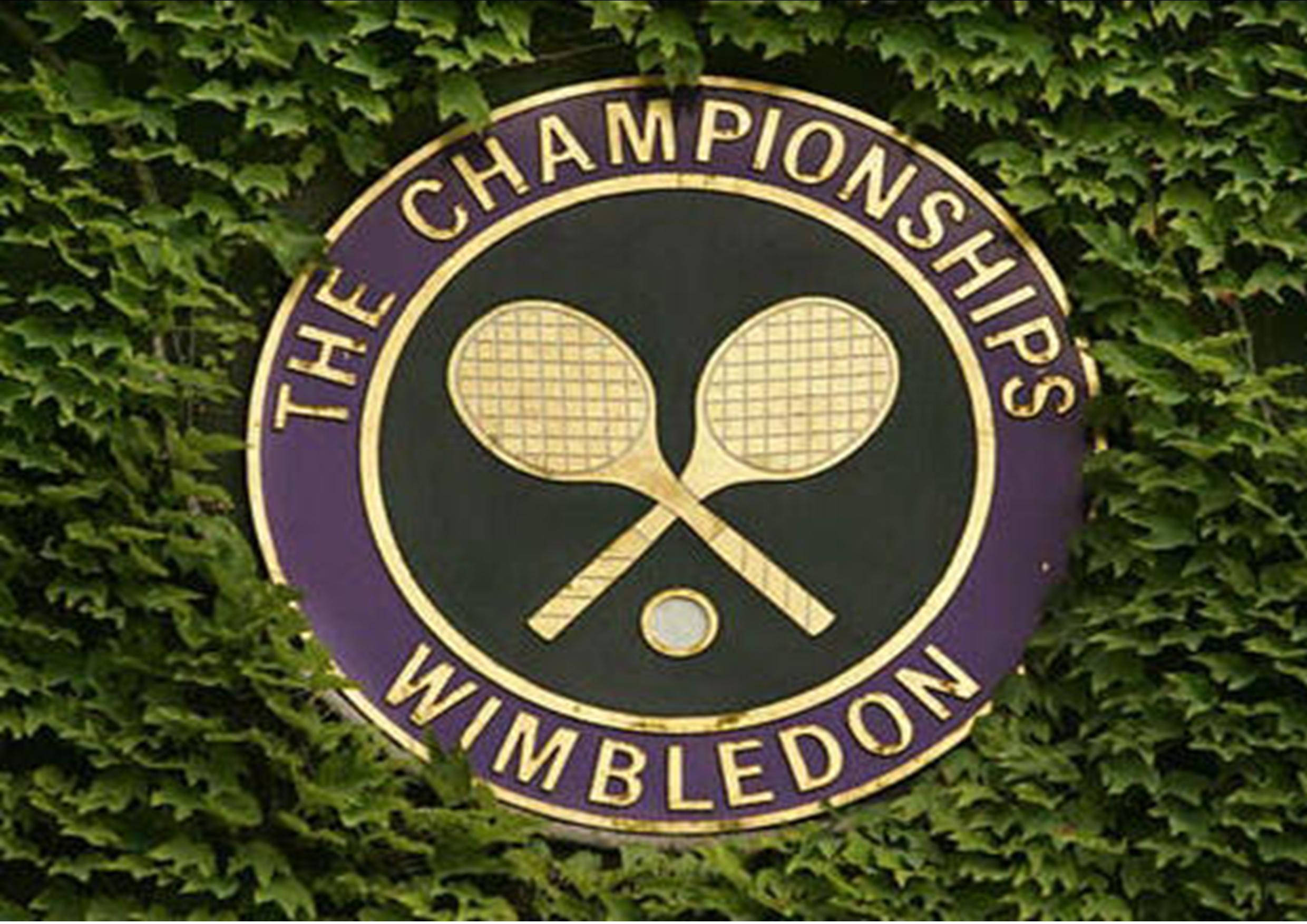 Wimbledon 桌布 壁紙 — 經典溫布頓標誌，紫色和黑色標誌上交叉的金色網球拍，鑲嵌在茂密的綠色常春藤中。