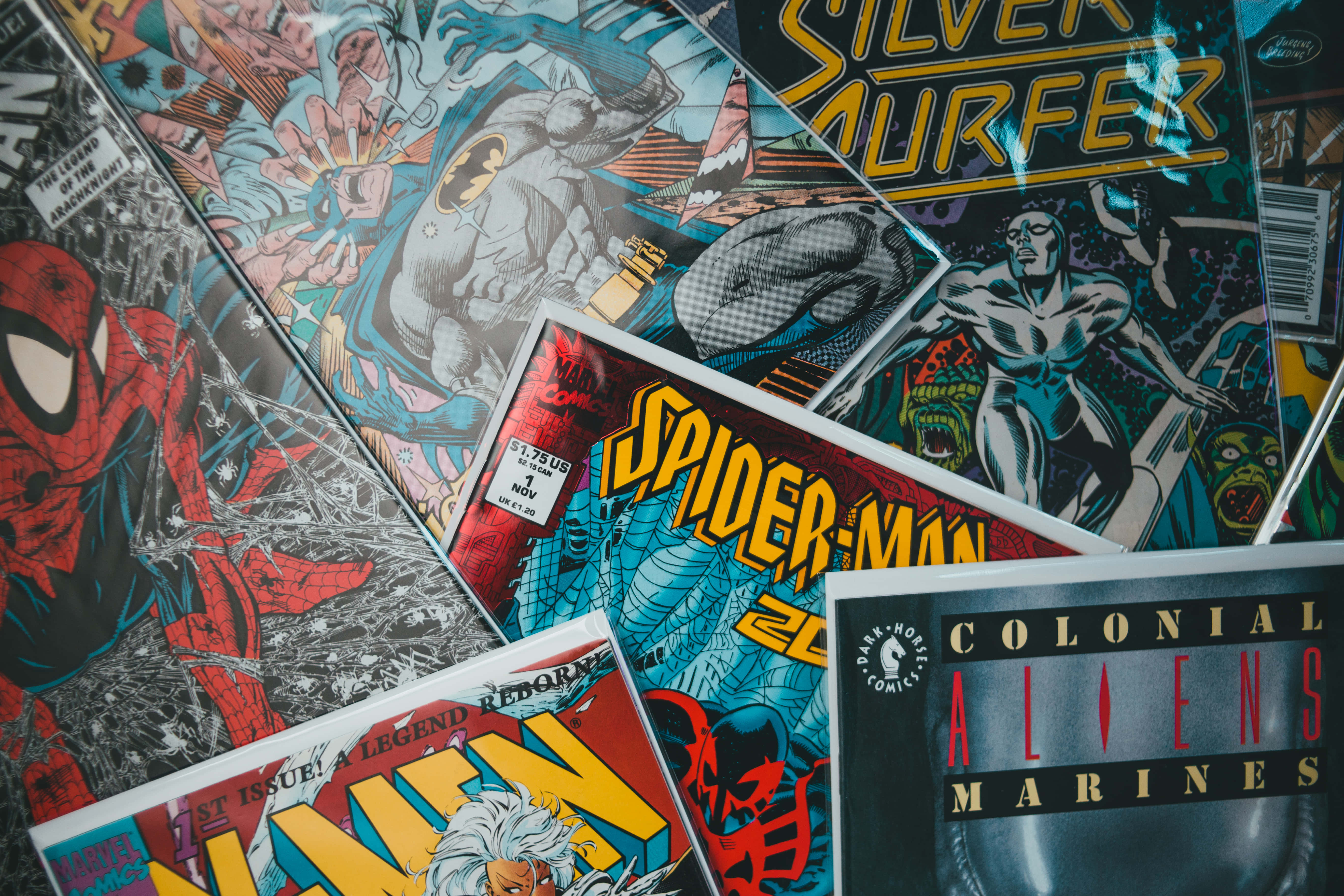Marvel Comic Book 桌布 壁紙 — 經典漫畫封面的鮮明特寫， featuring Spider-Man、Silver Surfer 和 Colonial Marines，色彩大膽，藝術動感十足。