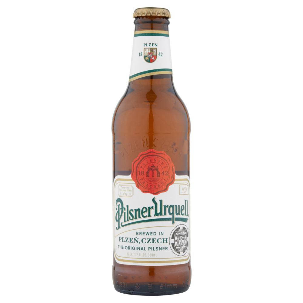 Beer Bottle 桌布 壁紙 — 經典琥珀色 Pilsner Urquell 啤酒瓶，帶有紅色封條和綠色字體標籤，背景為白色。