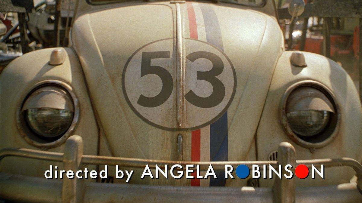 Herbie 桌布 壁紙 — 經典白色福斯金龜車的特寫，引擎蓋上有賽車條紋和53號號碼。