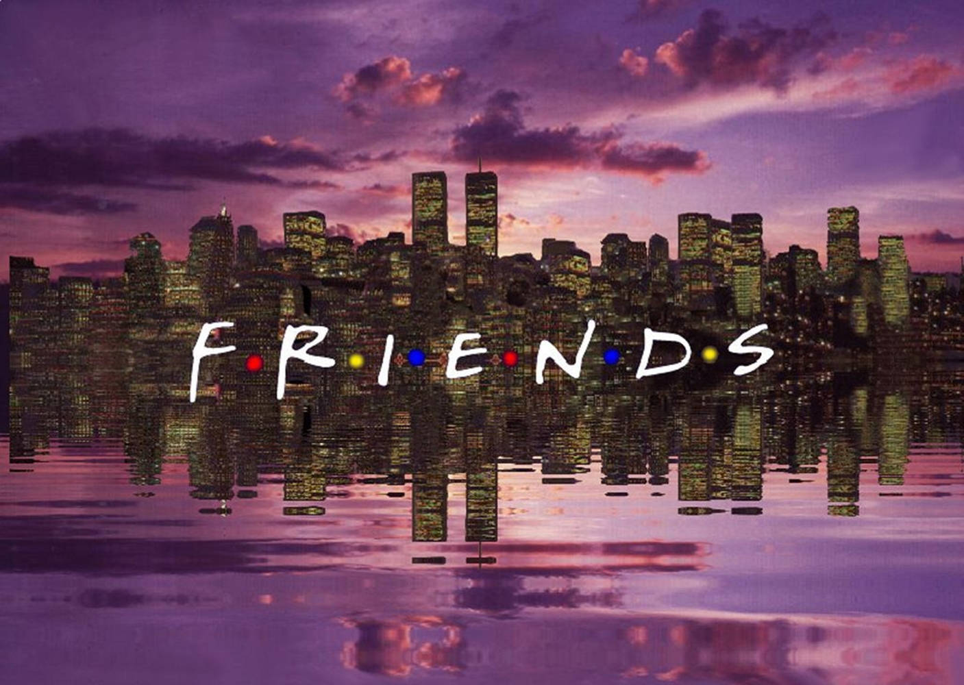Friends Aesthetic 桌布 壁紙 — 經典的 Friends 標誌在紫色和粉紅色雲的黃昏時分漂浮在倒映的城市天際線上。
