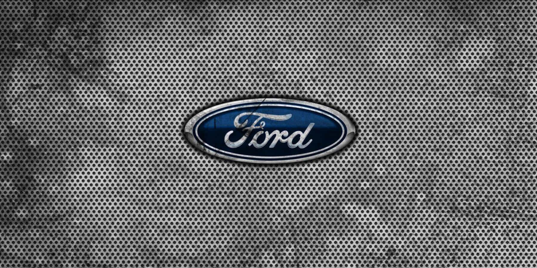 Ford Logo 桌布 壁紙 — 經典福特標誌在帶有工業粗糙感和金屬光澤的紋理穿孔金屬表面上閃耀。