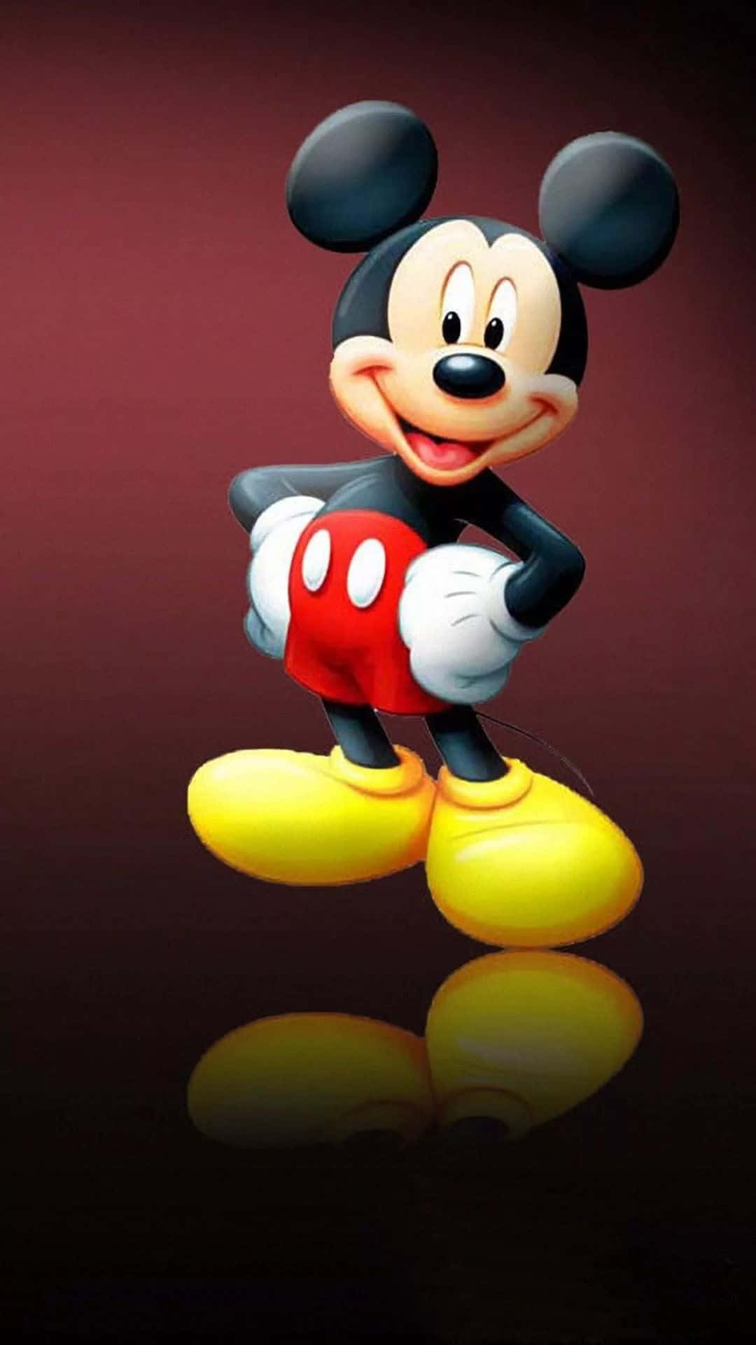 Mickey Mouse Home 桌布 壁紙 — 經典米奇老鼠在昏暗的攝影棚中愉快地站立，腳下有光澤的倒影。