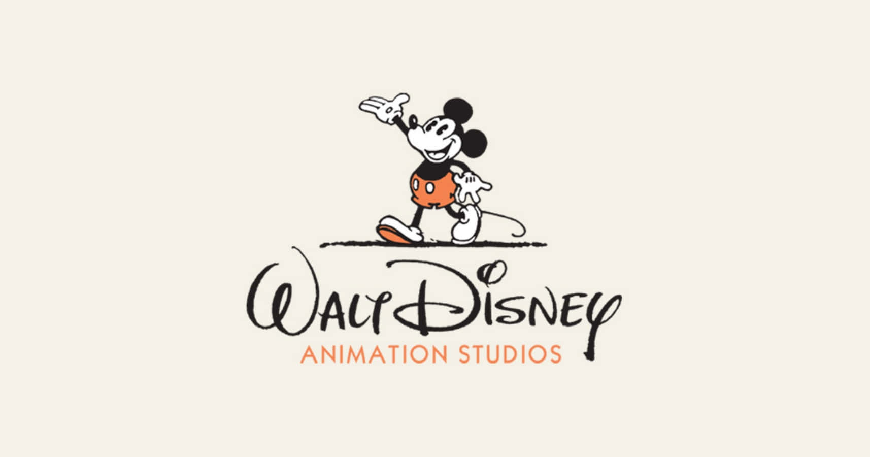walt disney 桌布 壁紙 — 經典米奇老鼠在柔和的奶油色背景上，於華特迪士尼動畫工作室標誌上方愉快地揮手。